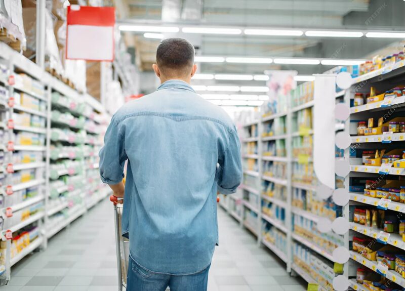 În supermarket, fiica mea a șoptit: « Mamă, nu e tata? » M-am uitat în direcția pe care o arăta și am încremenit