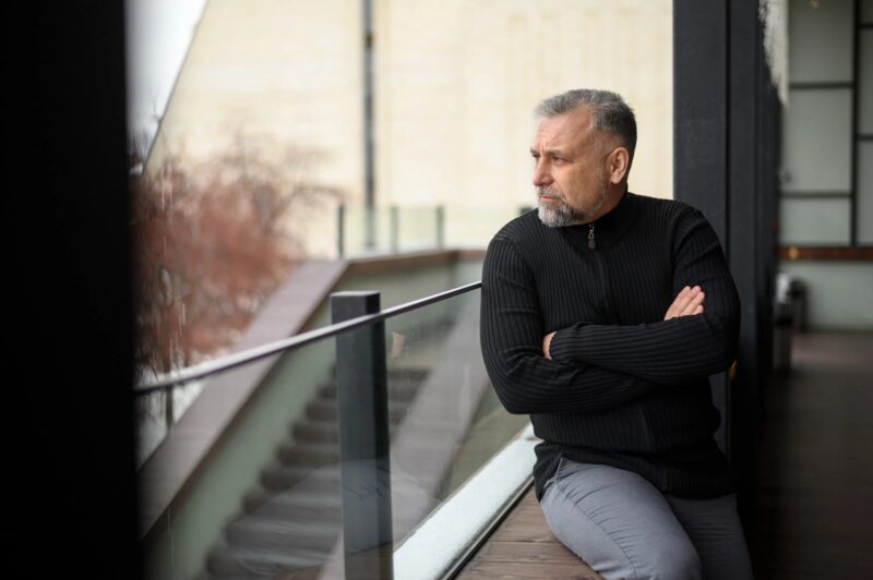 Neapoata mea de doisprezece ani se agăța de mine de fiecare dată când plecam din casa lor