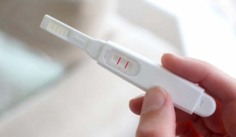 O îngrijitoare de 25 de ani a rămas însărcinată după șase luni de îngrijire a unui bărbat de 70 de ani. Fiica, furioasă, a făcut un scandal… dar, dintr-odată, s-a dezvăluit un secret care i-a șocat pe toți