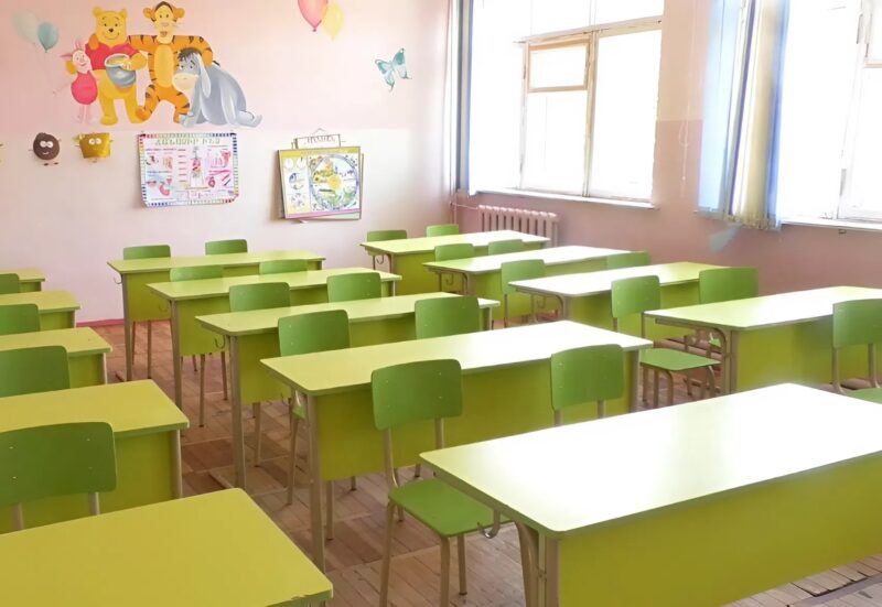 În fiecare zi, fiica mea de șase ani se întorcea de la școală plângând — am decis să pun pe ascuns un reportofon în rucsacul ei, iar ceea ce am auzit a fost mai îngrozitor decât orice coșmar