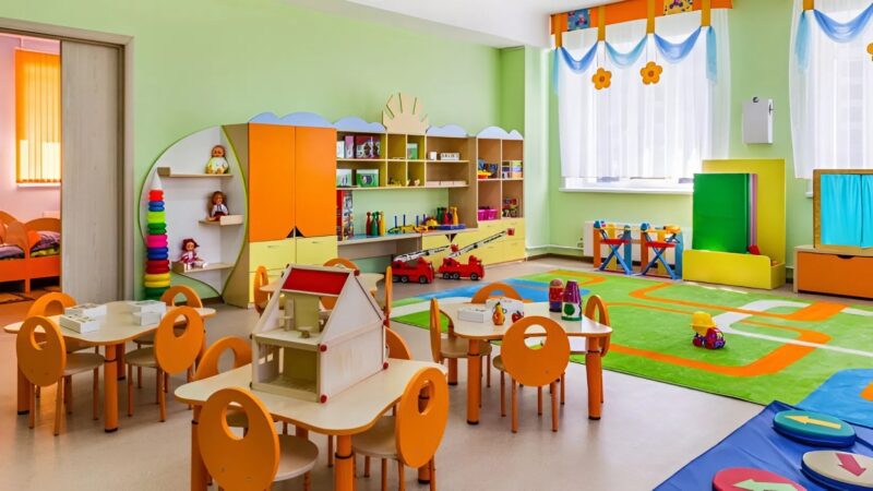 În fiecare dimineață stătea la poarta școlii și urmărea copiii cu o privire fixă, cercetătoare