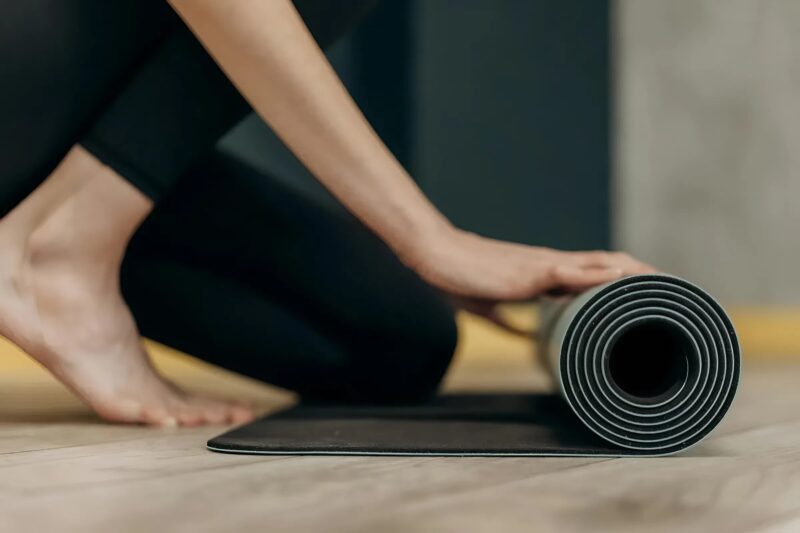 Nepotul meu m-a obligat să dorm pe un covoraș de yoga, în timp ce el s-a așezat pe un pat uriaș, convins că îi este permis orice