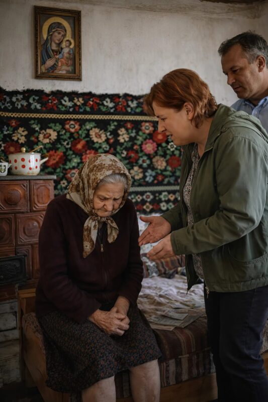 Din casa mamei mele au început să dispară lucruri — mai întâi mărunțișuri, apoi obiecte de valoare și bani