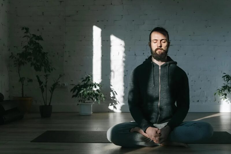 Nepotul meu m-a obligat să dorm pe un covoraș de yoga, în timp ce el s-a așezat pe un pat uriaș, convins că îi este permis orice