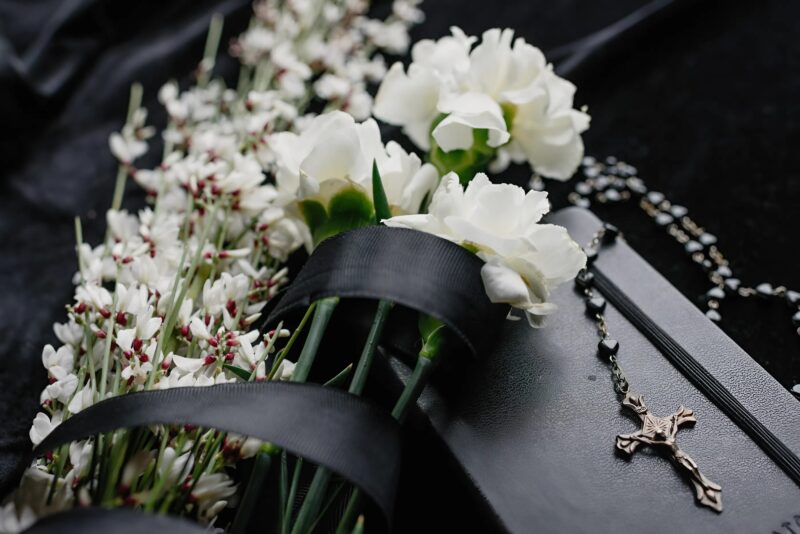 Primarul satului a cerut ca panglicile de doliu să fie îndepărtate de pe casa și poarta văduvei încă înainte de încheierea funeraliilor, invocând o „lege nouă”