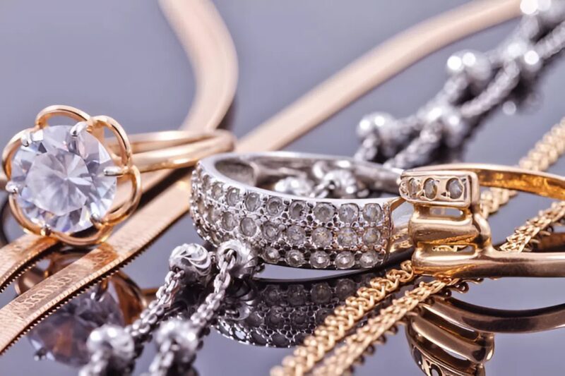 Vânzătoarea arogantă din boutique era convinsă că hainele simple îi dau dreptul să umilească o femeie în vârstă