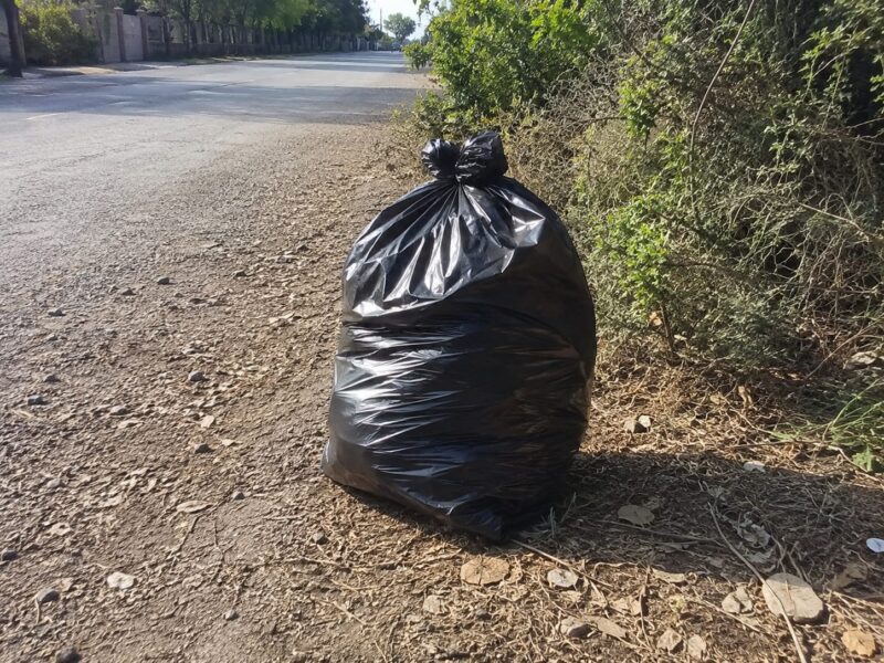 Când prin stație s-a anunțat despre un sac mare negru aflat pe marginea autostrăzii, m-am gândit doar obosit că iar va trebui să mă ocup de o farsă stupidă făcută de adolescenți