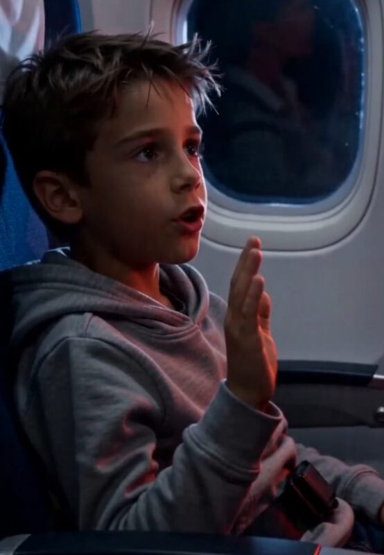 Însoțitoarea de bord a ieșit în fugă în cabină, cu fața albă de groază, și aproape a strigat: „Este vreun inginer aici?! Oricine care se pricepe la sistemele de control ale avionului?!”