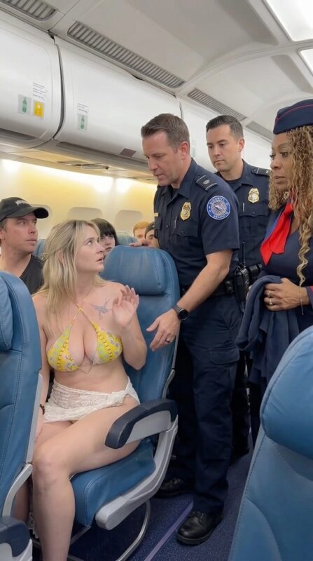 O femeie în costum de baie a făcut un scandal chiar în avion, după ce o însoțitoare de bord i-a cerut să se acopere cu o pătură